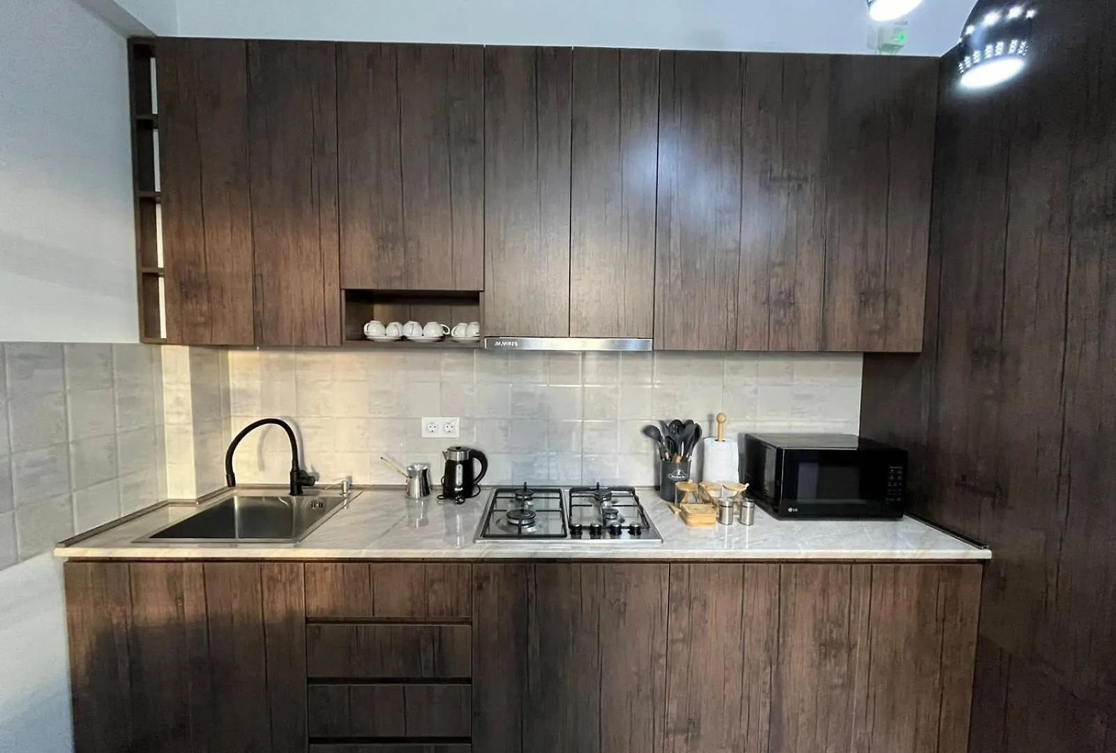 Deluxe One-Bedroom Apartment Near Metro & Tbilisi Sea Georgien