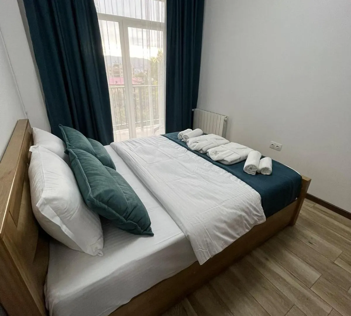 Deluxe One-Bedroom Apartment Near Metro & Tbilisi Sea Georgien
