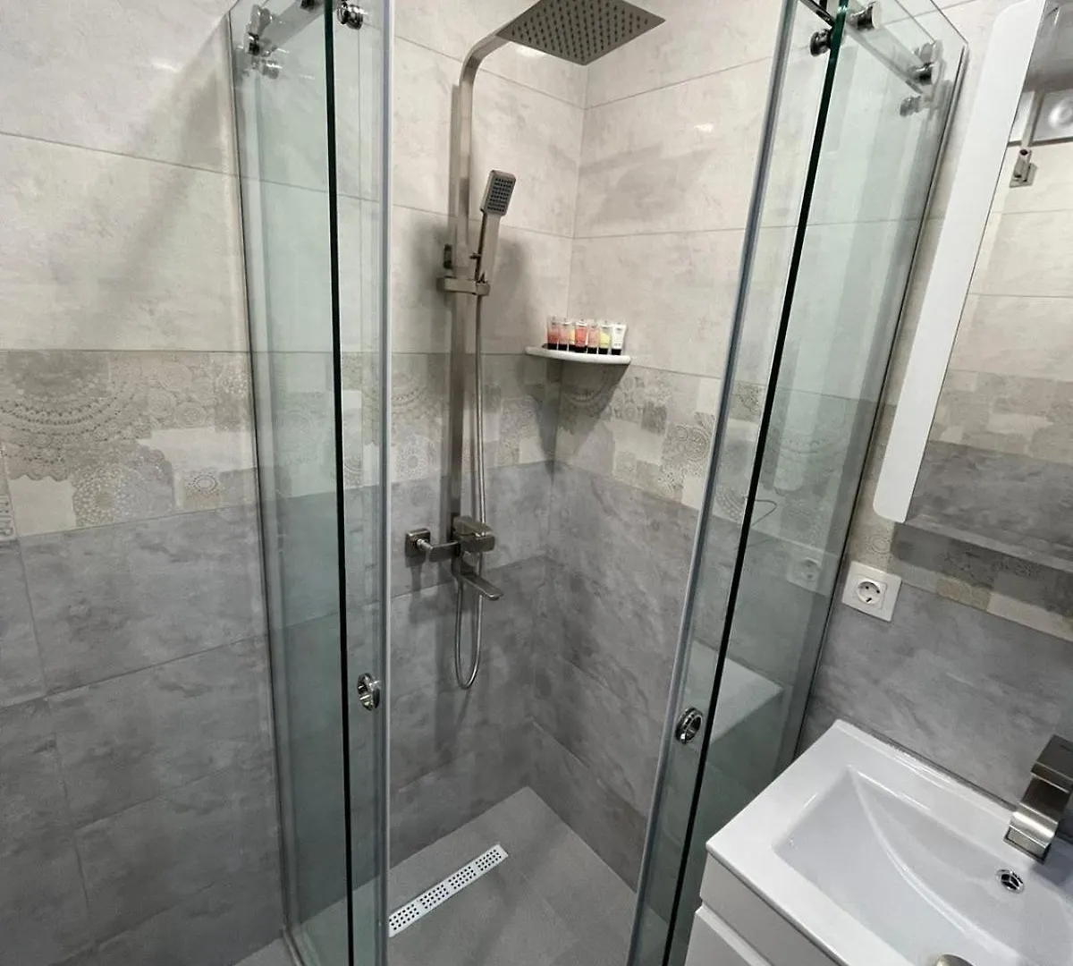 Deluxe One-Bedroom Apartment Near Metro & Tbilisi Sea Georgien
