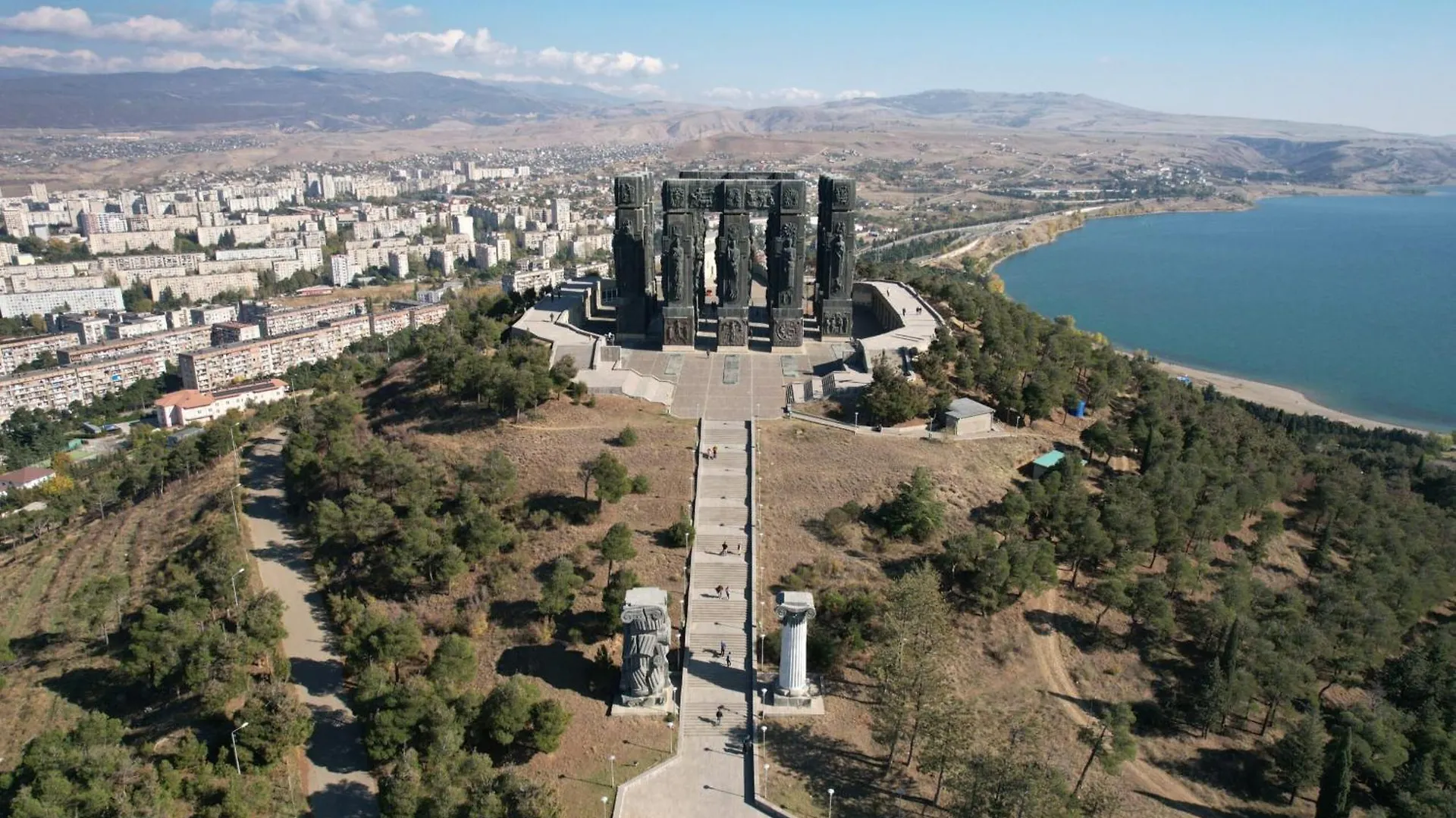 Deluxe One-Bedroom Apartment Near Metro & Tbilisi Sea Georgien